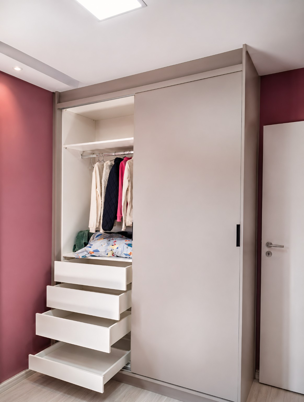 Guarda-roupa planejado com porta de correr e gavetas internas abertas