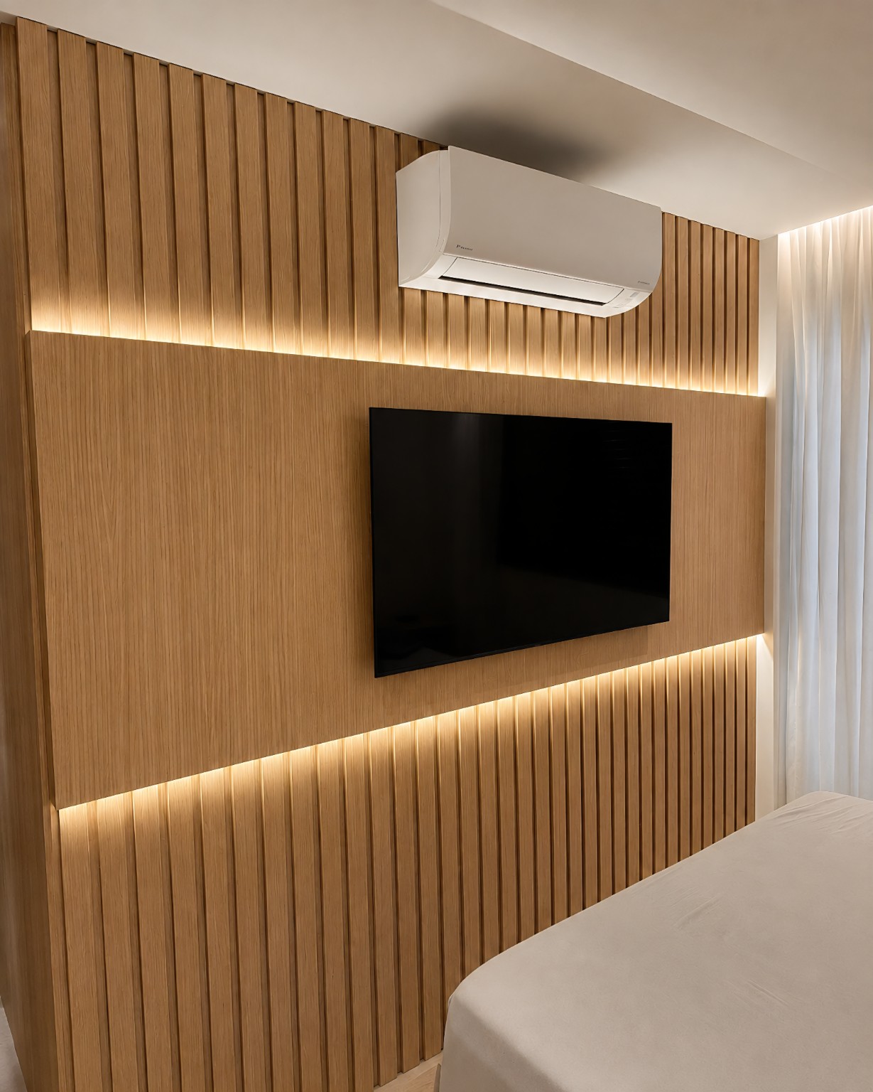 Painel de TV amadeirado com ripado e iluminação indireta